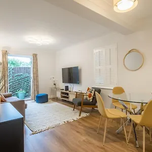 Lovely 1 Bed With Free Parking & Garden Holiday home Cambridge (Cambridgeshire)